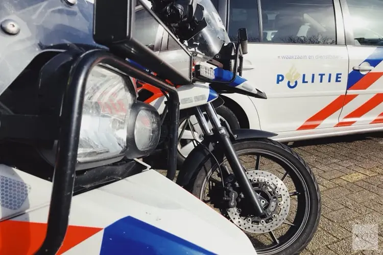 Politie zoekt jonge overvallers met opvallende bivakmuts in Almelo